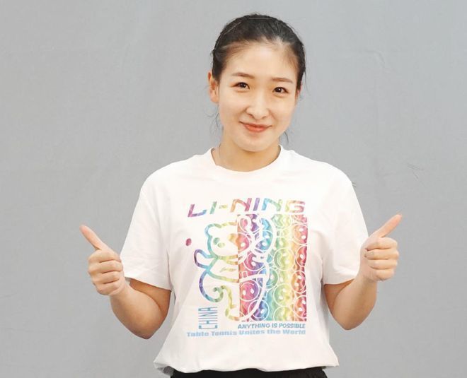 在照片中，希尔顿穿上粉色兔子装变身兔女郎，尽显性感娇艳。