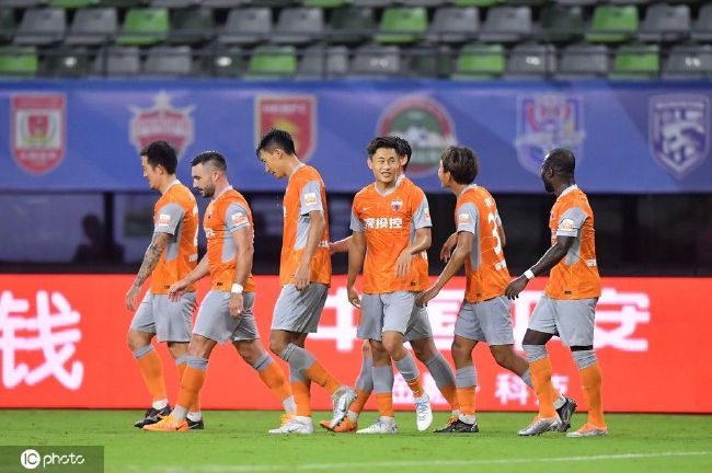 格伦·克洛斯、莎拉·保罗森、泰亚娜·泰勒、金·卡戴珊、妮... 法鲨归来！