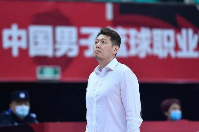 香港艺人为慈善拍全家福 吴彦祖、甄子丹显父爱 2013-10-31 2014爱·家庭慈善月历集合12个爱心家庭进行拍摄，其中“宇宙最强”甄子丹从百忙中抽空，拍摄全家福力撑慈善，就连平日严禁女儿曝光的吴彦祖及郑中基，全家福也罕有地曝光。