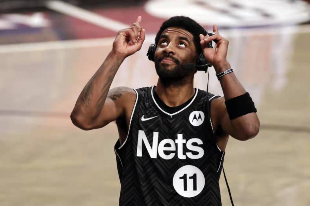 在海报上,带有一堆翅膀的凯特尼斯持弓而立,各种雕塑、建筑、现代设施布满四周,衬托出凯特尼斯的气势。