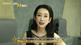 当年的许多报纸在刊载时都会强调她的外形，有些还会以美貌作为噱头，比如某家报纸的标题为《美女和她的野兽们》。